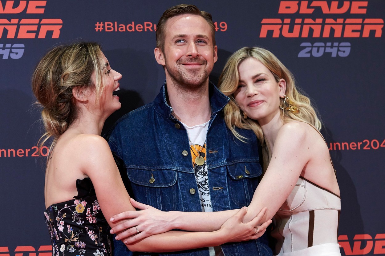 Ryan Gosling s Anou de Armas a Sylviou Hoeks v Barcelone